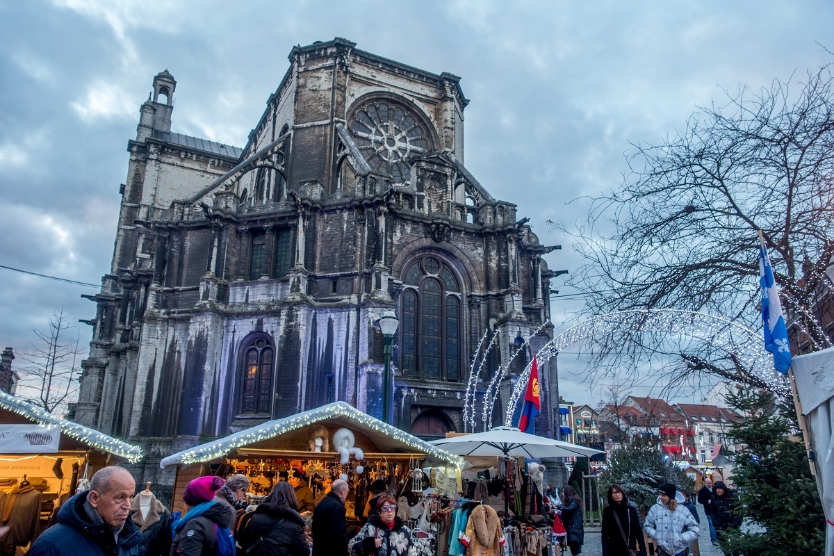 Chalets selling food and gifts behind a church.