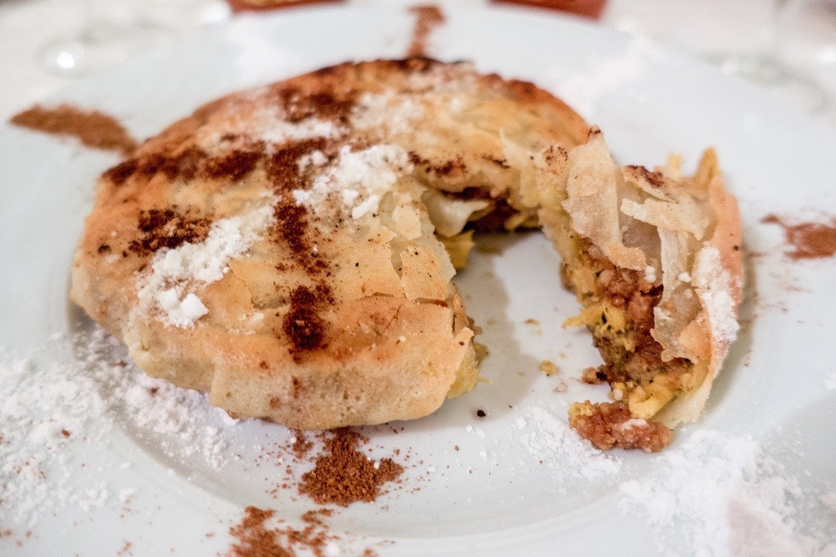 Cinnamon-topped pastilla 