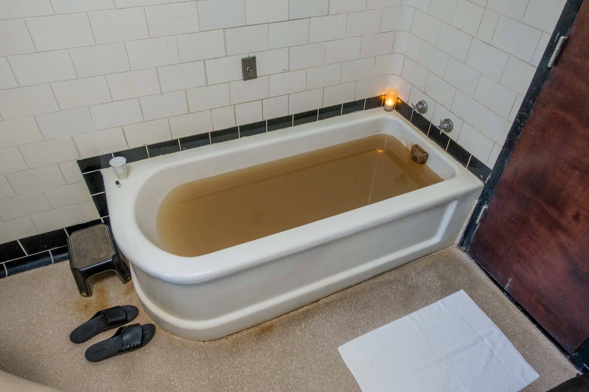 Bathtub with yellow 