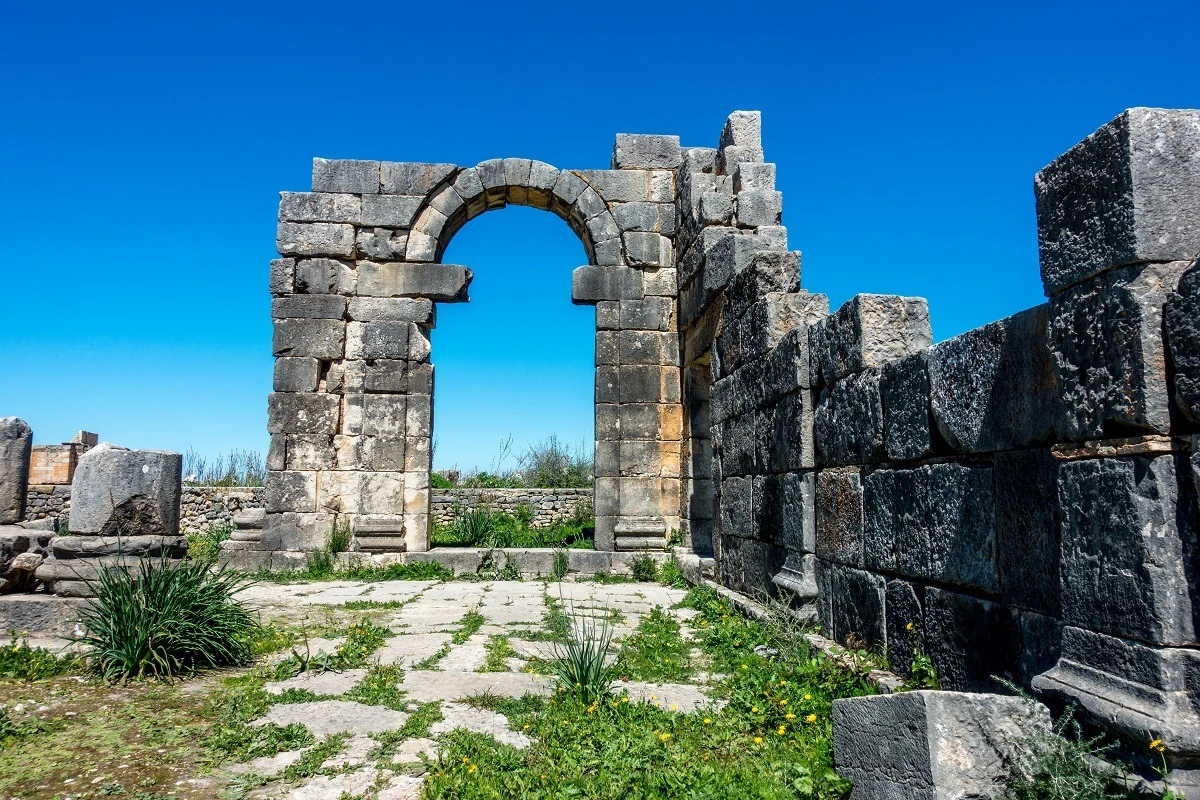 Arch and wall 